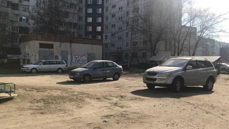 Облавы в центре Ярославля: водителей массово штрафуют за парковку на газонах