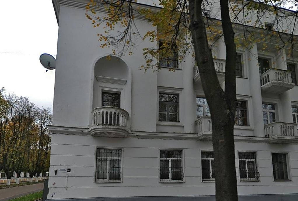 Дом стоит без кровли в центре Ярославля, а администрация губернатора не принимает мер