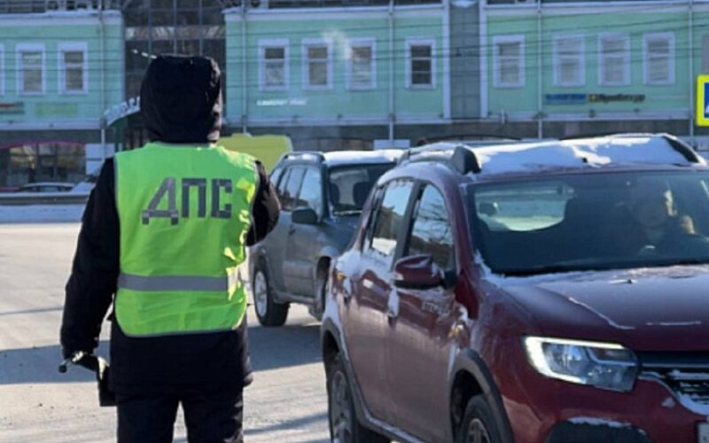 В Ярославле сотрудники ГИБДД проверяют документы у таксистов