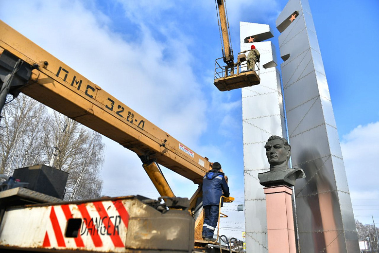 До 9 мая в Ярославле обновят освещение памятника Амет-Хану Султану