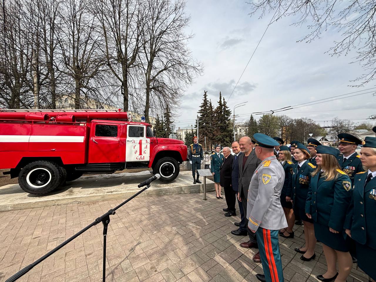 В Ярославле открыли памятник пожарной автоцистерне АЦ-40