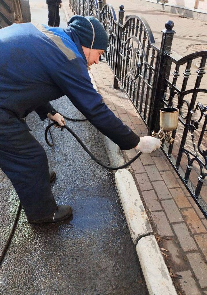 В центре Ярославля меняют заборы
