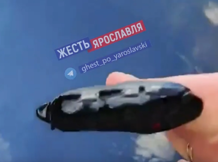 В поселке под Ярославлем почернела Волга