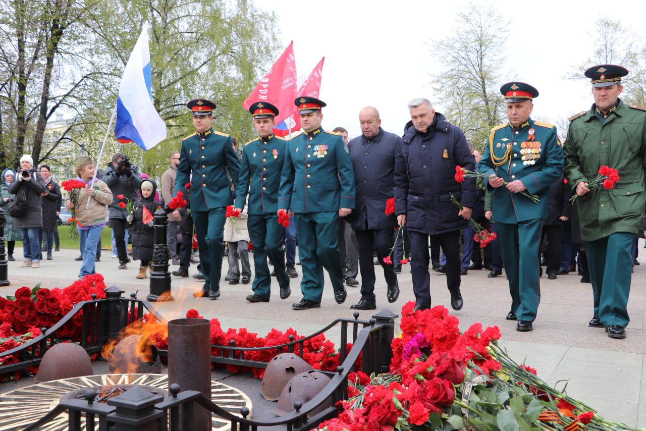 Анатолий Каширин возложил цветы к Вечному огню