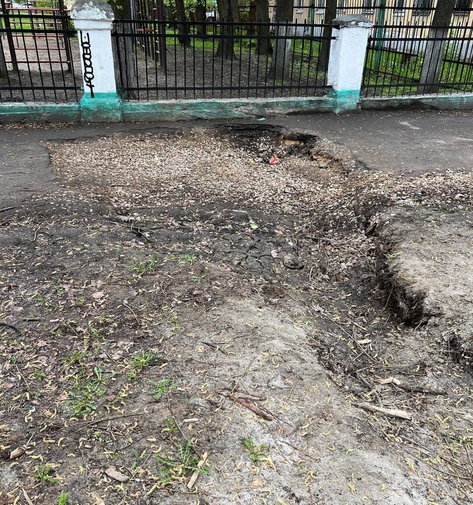 Ярославцы просят отремонтировать тротуар у школы