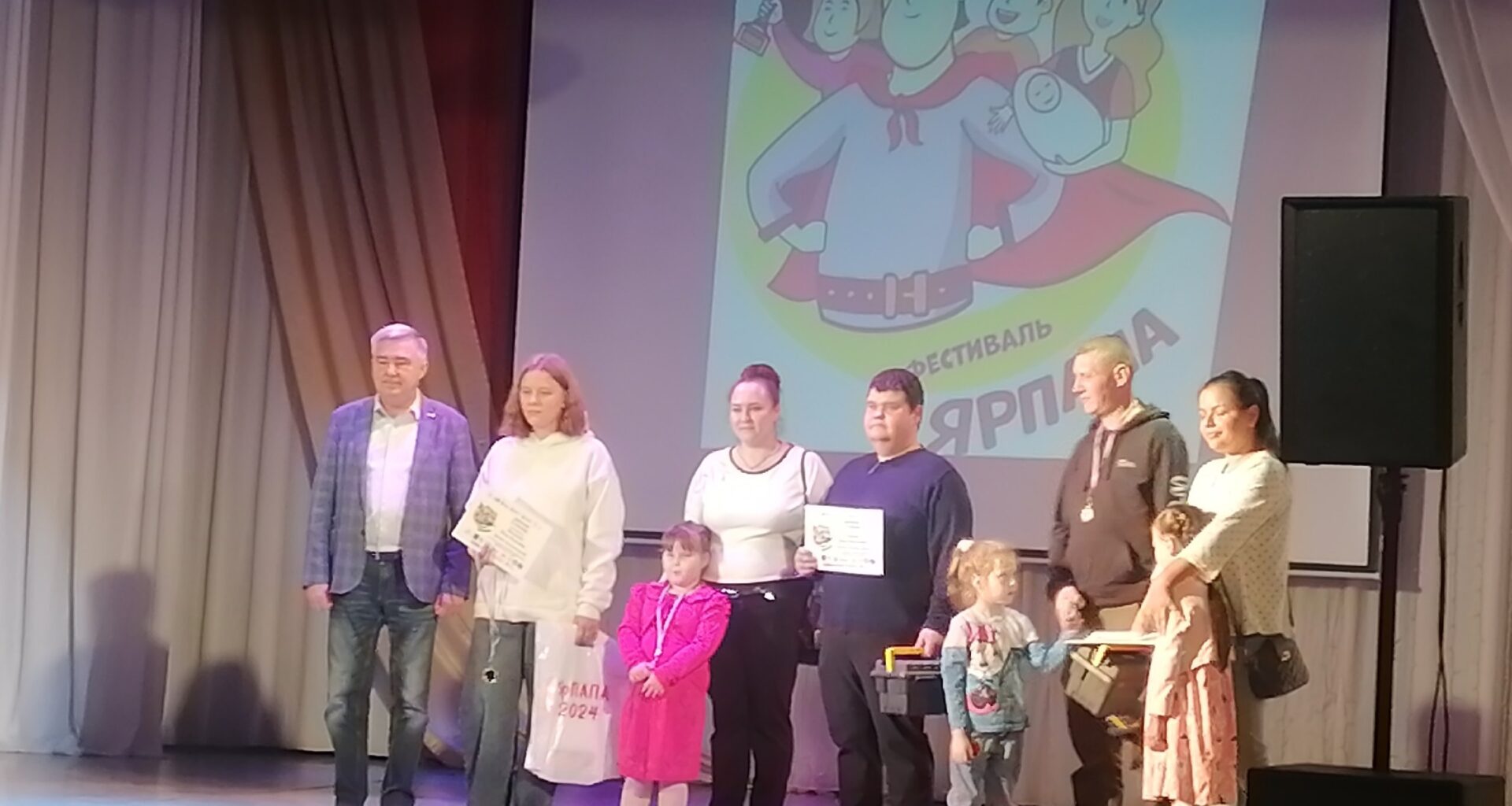 Анатолий Каширин наградил победителей конкурса «Ярпапа»
