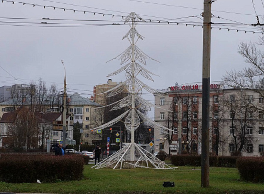 В Ярославле продолжается подготовка улиц к Новому году