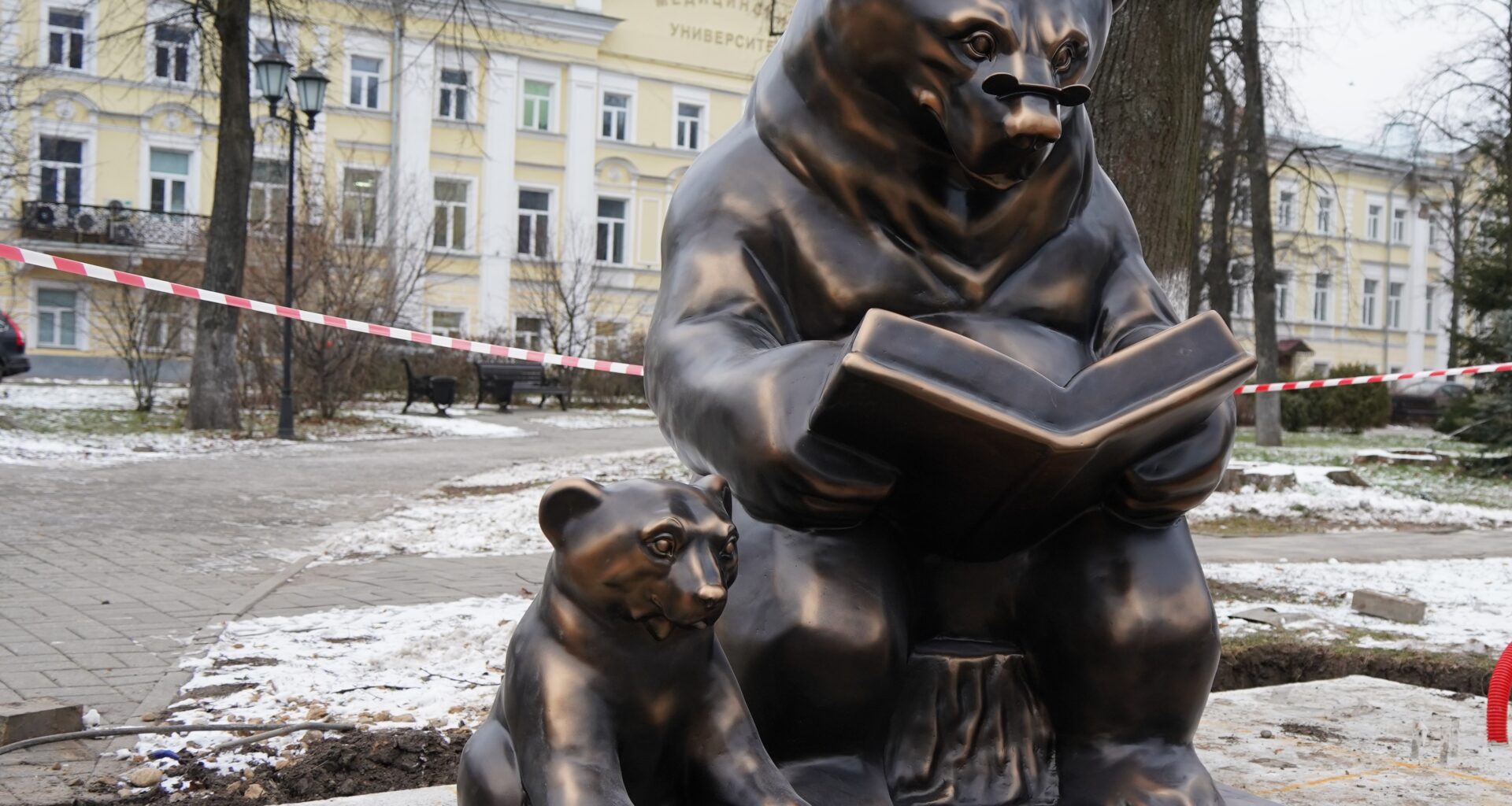 В Ярославле устанавливают интерактивные комплексы с фигурами медведей