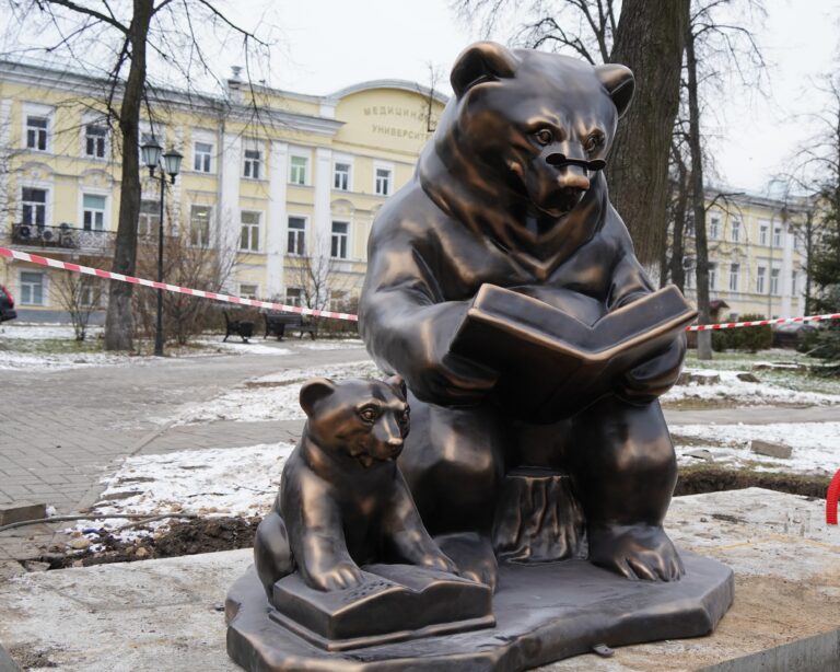 В Ярославле устанавливают интерактивные комплексы с фигурами медведей