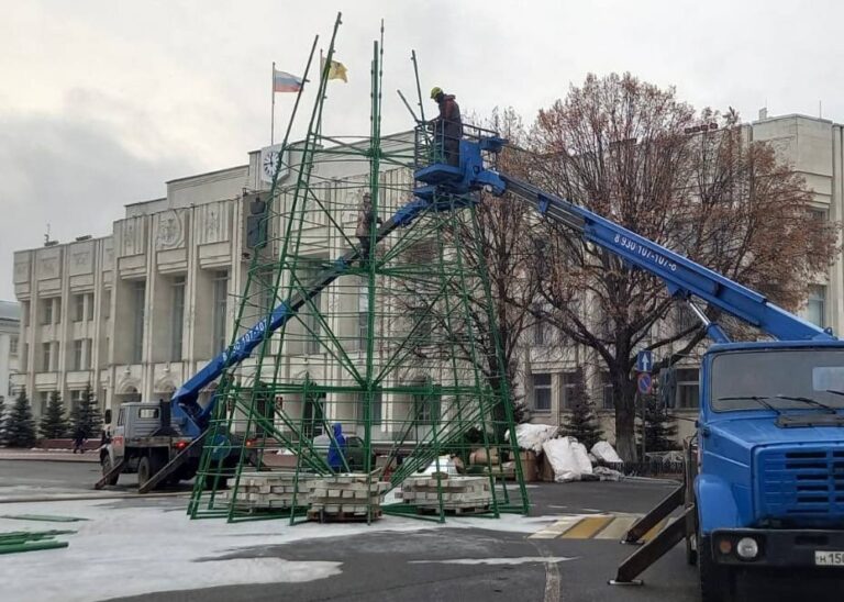 В Ярославле на Советской площади устанавливают главную новогоднюю ель