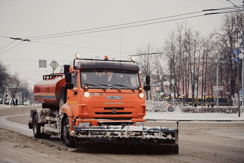 Дороги и тротуары в Ярославле обрабатывают от гололёда после осадков