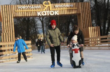 В первую ночь работы главный каток Ярославской области посетили более 600 человек