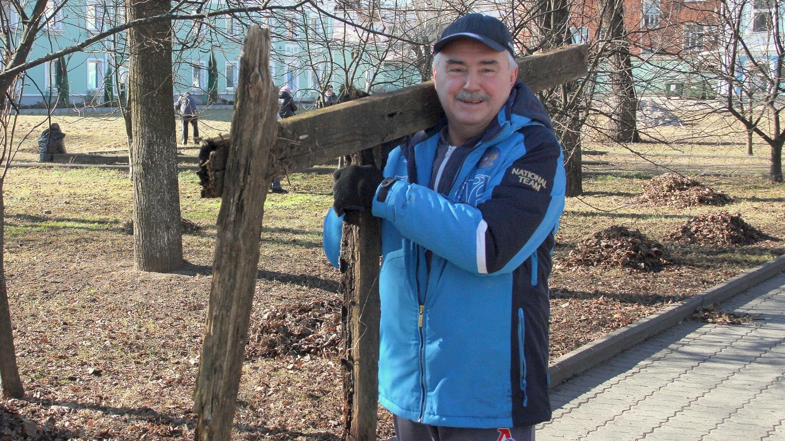 Анатолий Каширин принял участие в общегородском субботнике