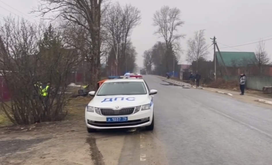 В Ярославском районе автомобиль врезался в дерево: водитель погиб