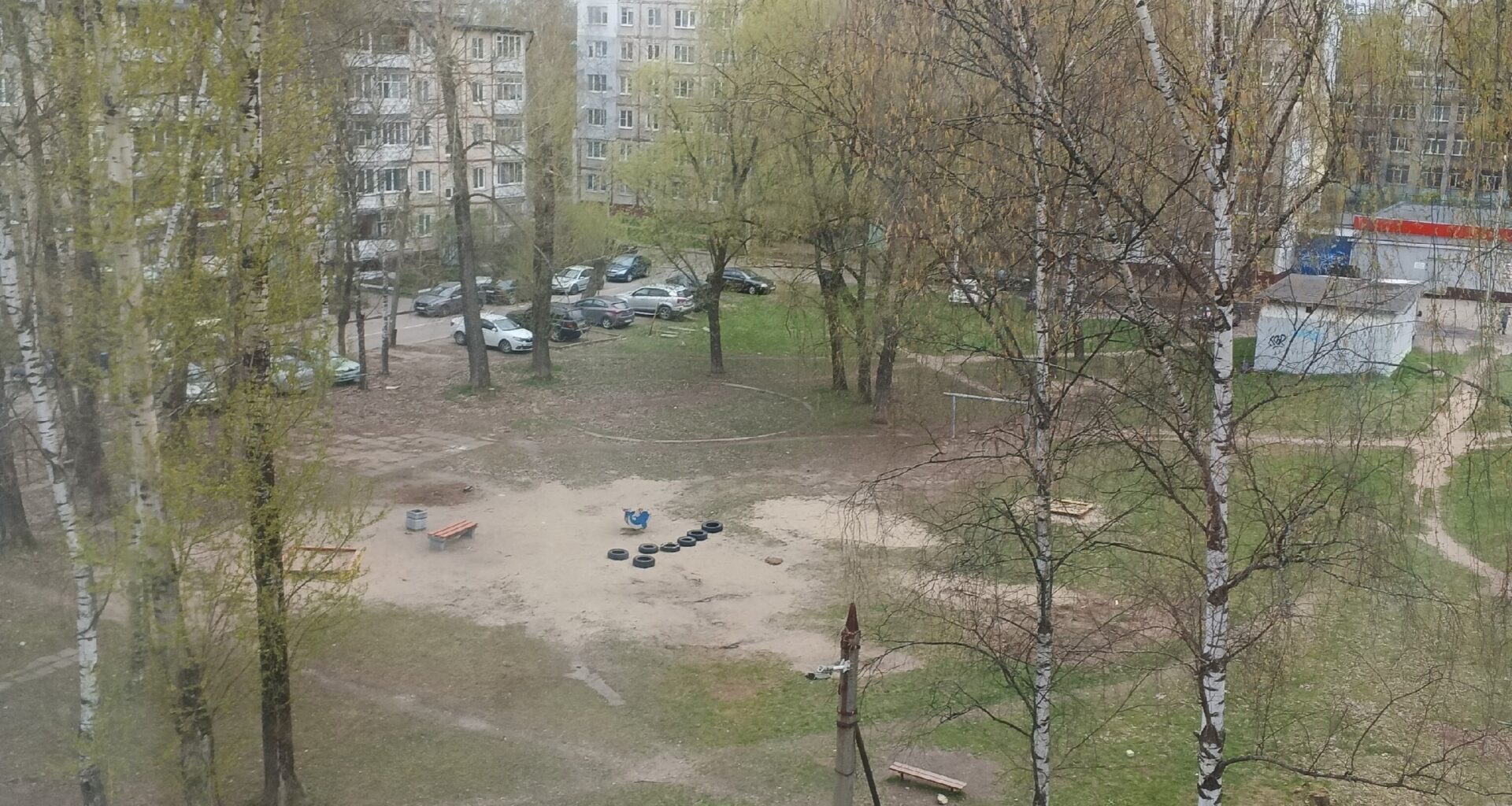 В ярославском дворе снесли детскую площадку