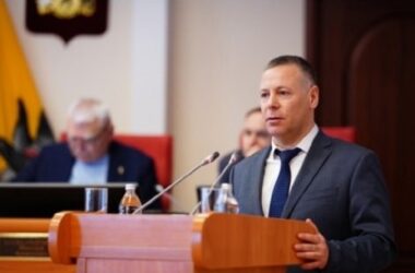 С трибуны – одно, а в отчетах – другое: социологи о докладе ярославского губернатора