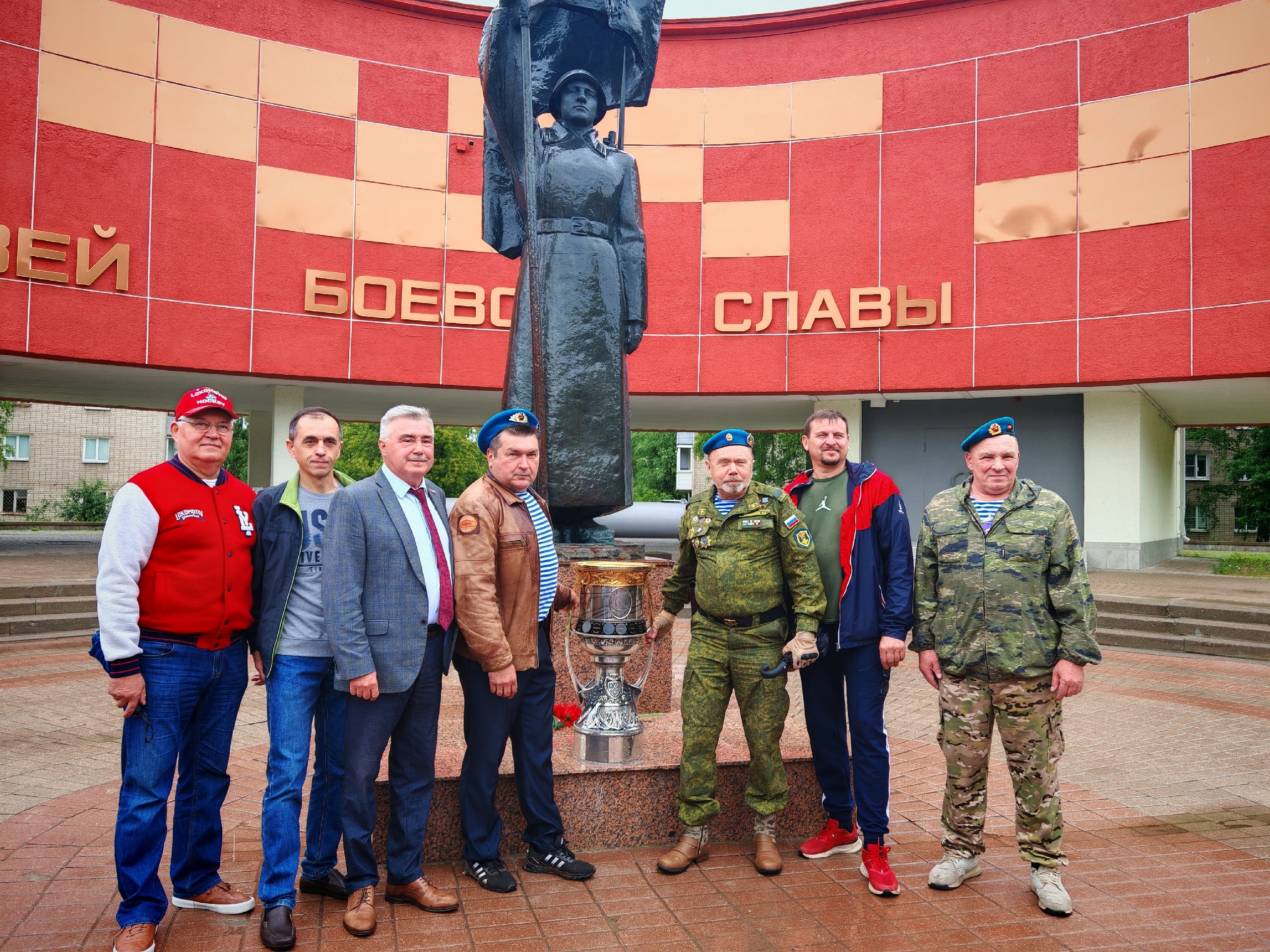 Кубок Гагарина привезли к Музею Боевой Славы в Ярославле