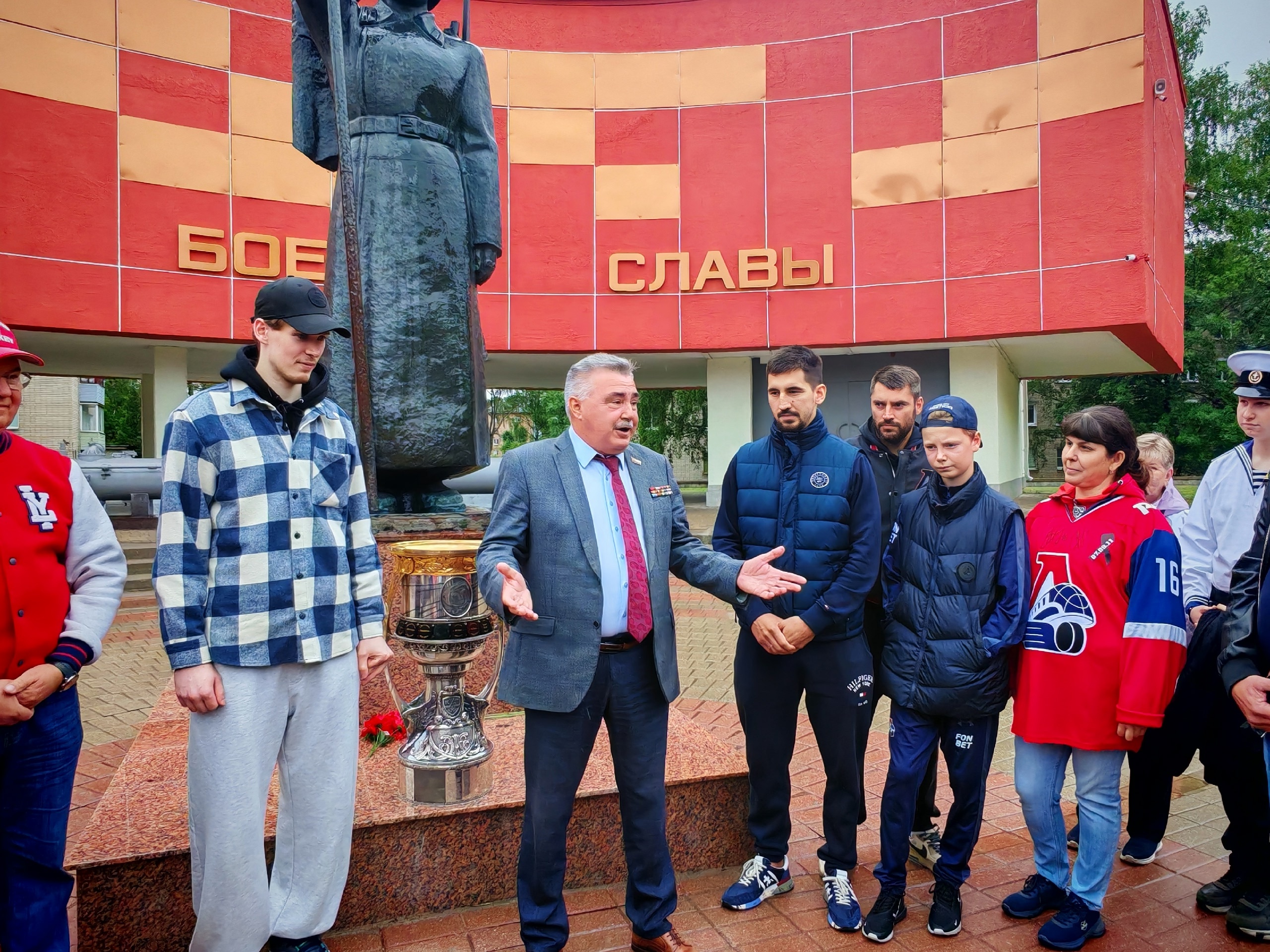Кубок Гагарина привезли к Музею Боевой Славы в Ярославле