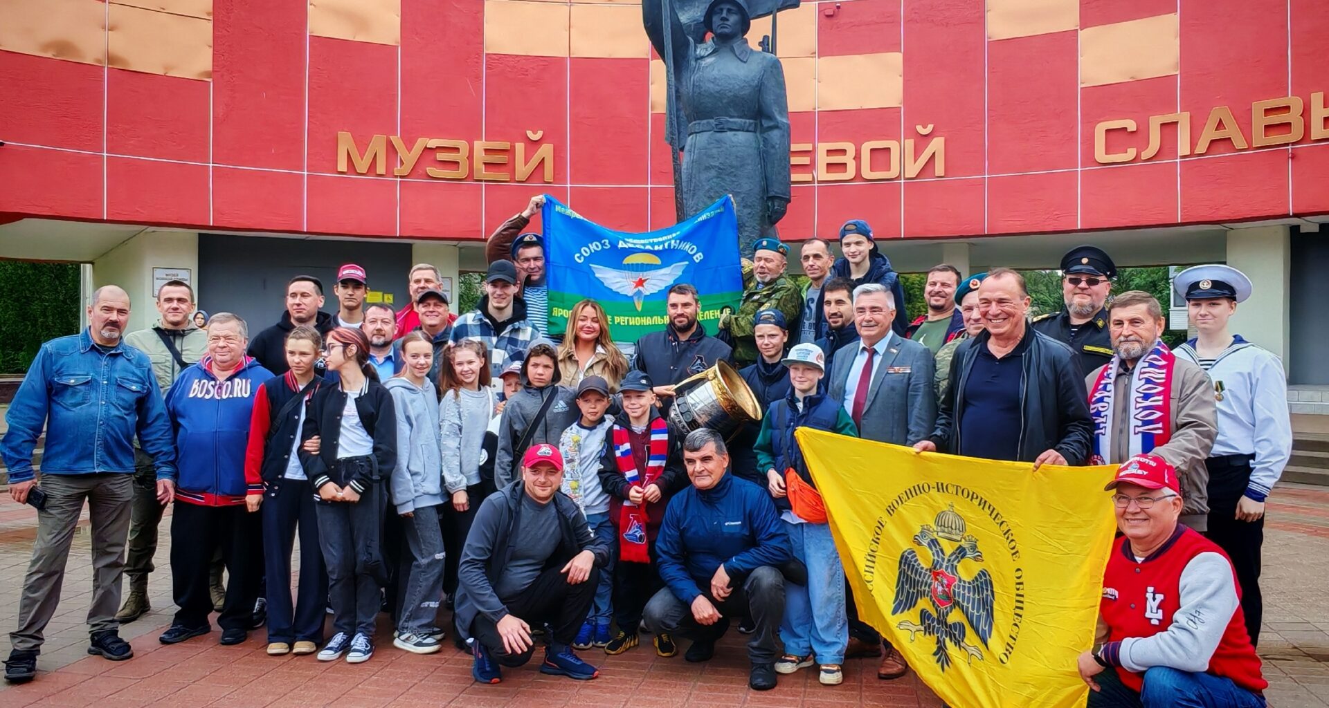 Кубок Гагарина привезли к Музею Боевой Славы в Ярославле