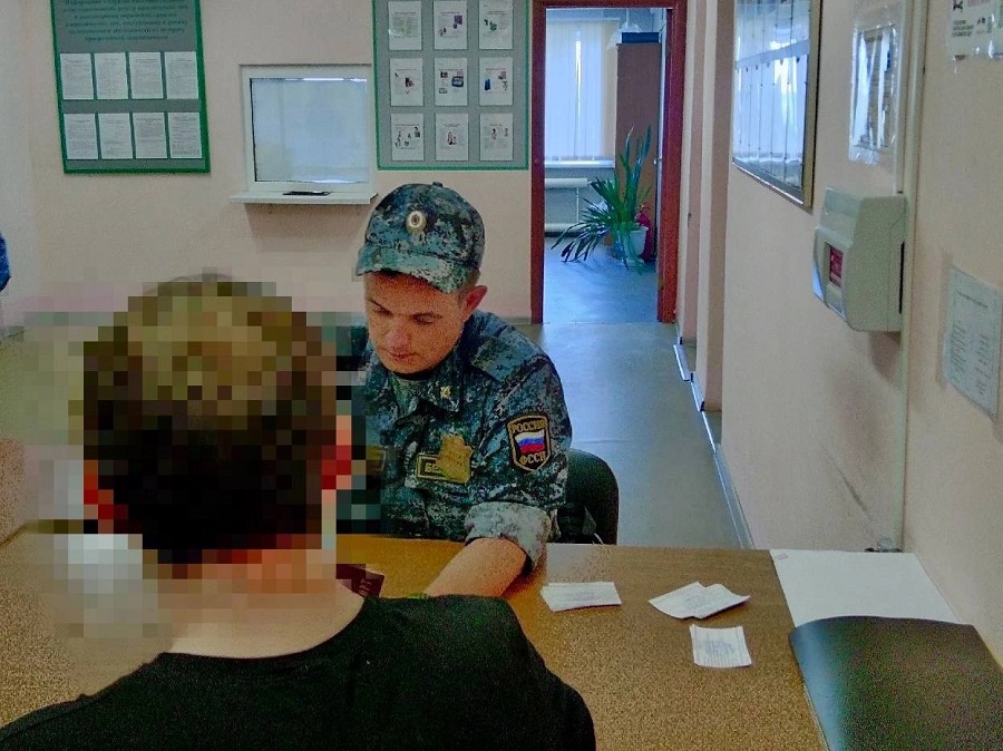 В Тутаеве отец-алиментщик спрятался от приставов под диваном
