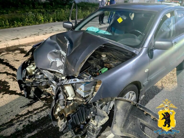 В ДТП в Ярославле пострадали четыре пассажира легкового авто