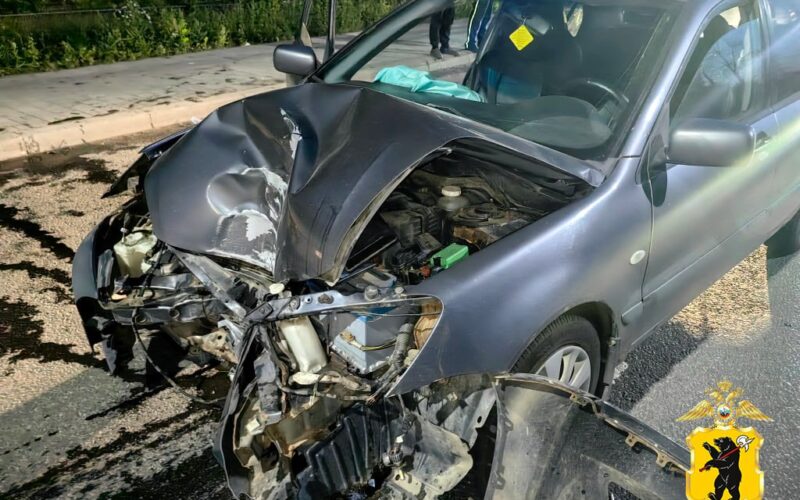 В ДТП в Ярославле пострадали четыре пассажира легкового авто