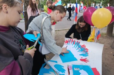 В День Российского флага в Ярославле создали «голубя мира»