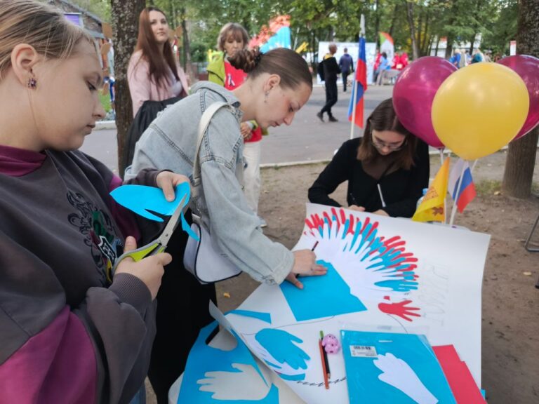В День Российского флага в Ярославле создали «голубя мира»