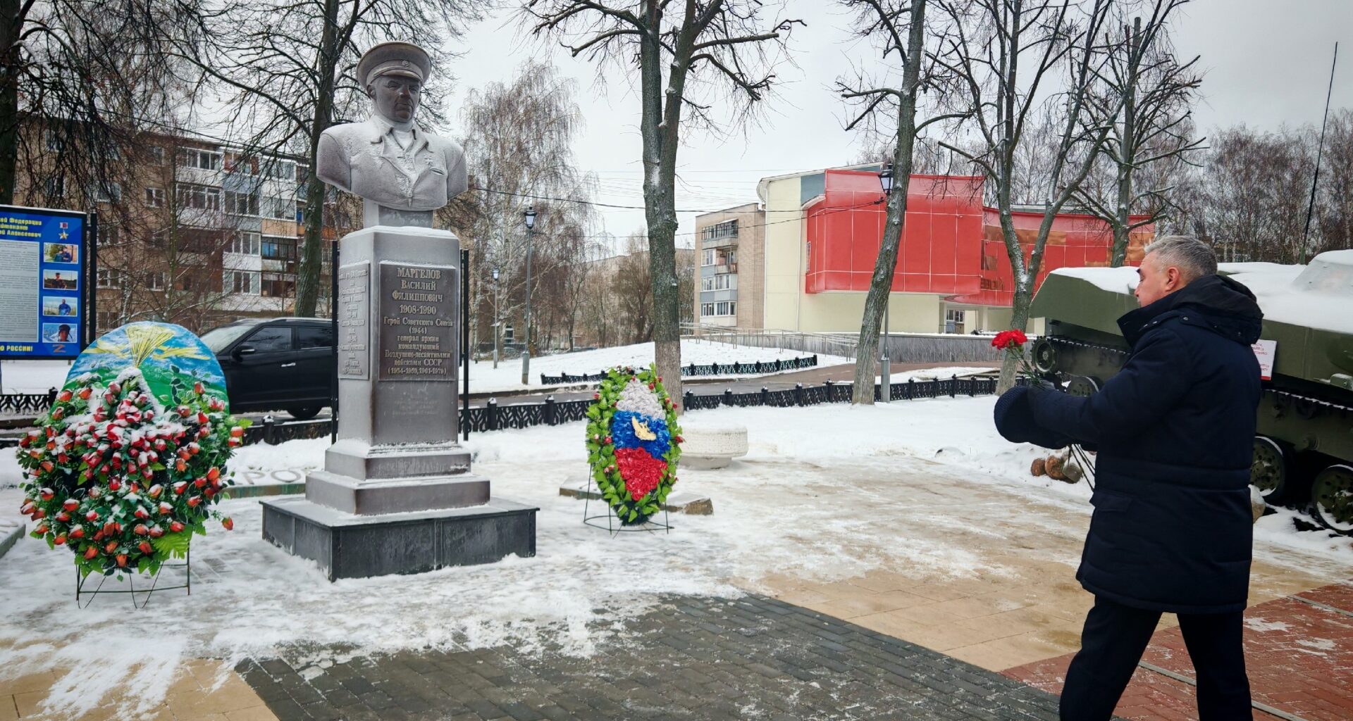Анатолий Каширин возложил цветы к памятнику Василию Маргелову