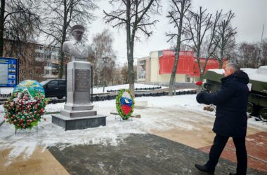 Анатолий Каширин возложил цветы к памятнику Василию Маргелову