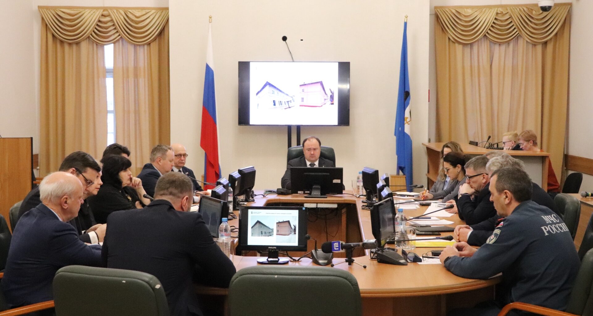 В Ярославле обсудили вопросы очистки крыш и земельно-имущественных отношений