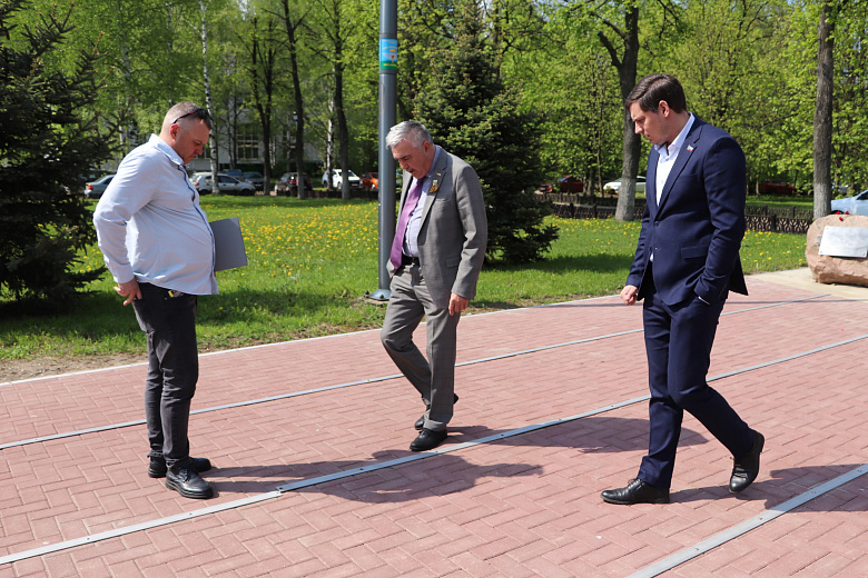 Анатолий Каширин проверил благоустройство у памятника Маргелову
