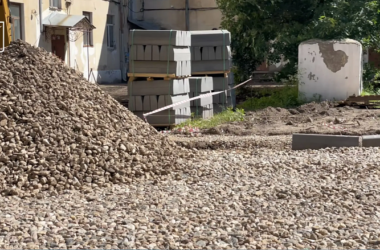 В Ленинском районе начались работы по благоустройству дворов