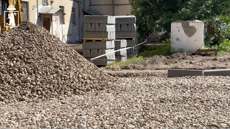 В Ленинском районе начались работы по благоустройству дворов
