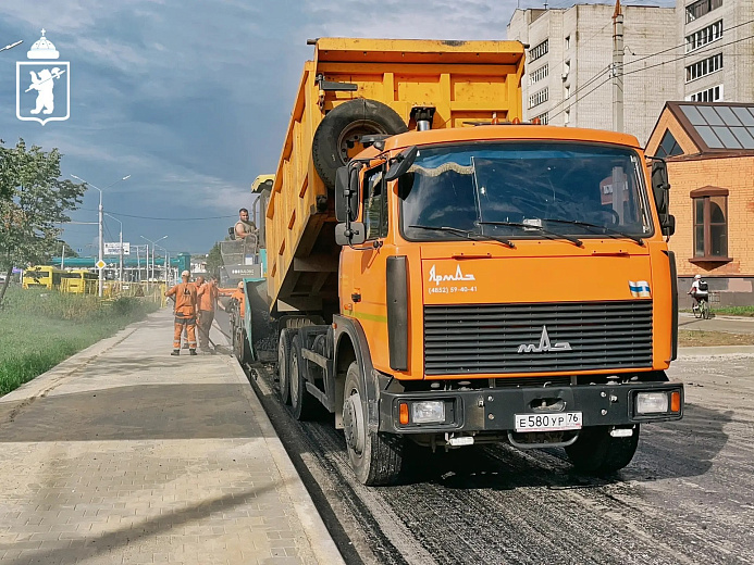 На дублёрах Московского проспекта в Ярославле укладывают новый асфальт