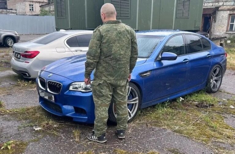 Ярославские приставы передали конфискованный BMW М5 на нужды фронта