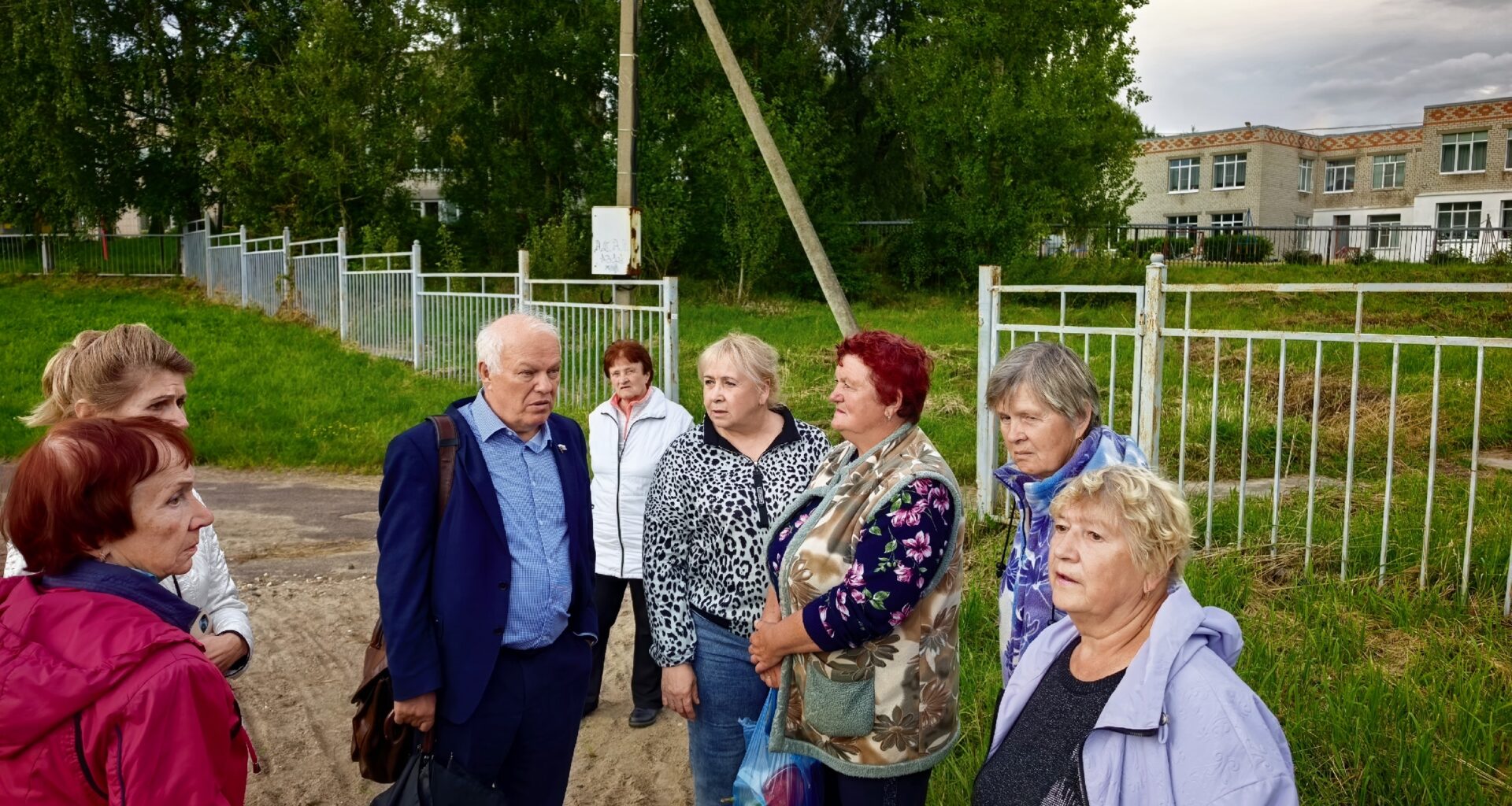 В Дубках детям приходится играть рядом с вонючими стоками. Анатолий Грешневиков разбирается в проблеме