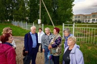 В Дубках детям приходится играть рядом с вонючими стоками. Анатолий Грешневиков разбирается в проблеме