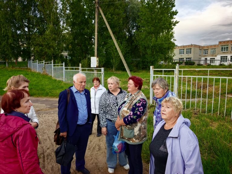 В Дубках детям приходится играть рядом с вонючими стоками. Анатолий Грешневиков разбирается в проблеме