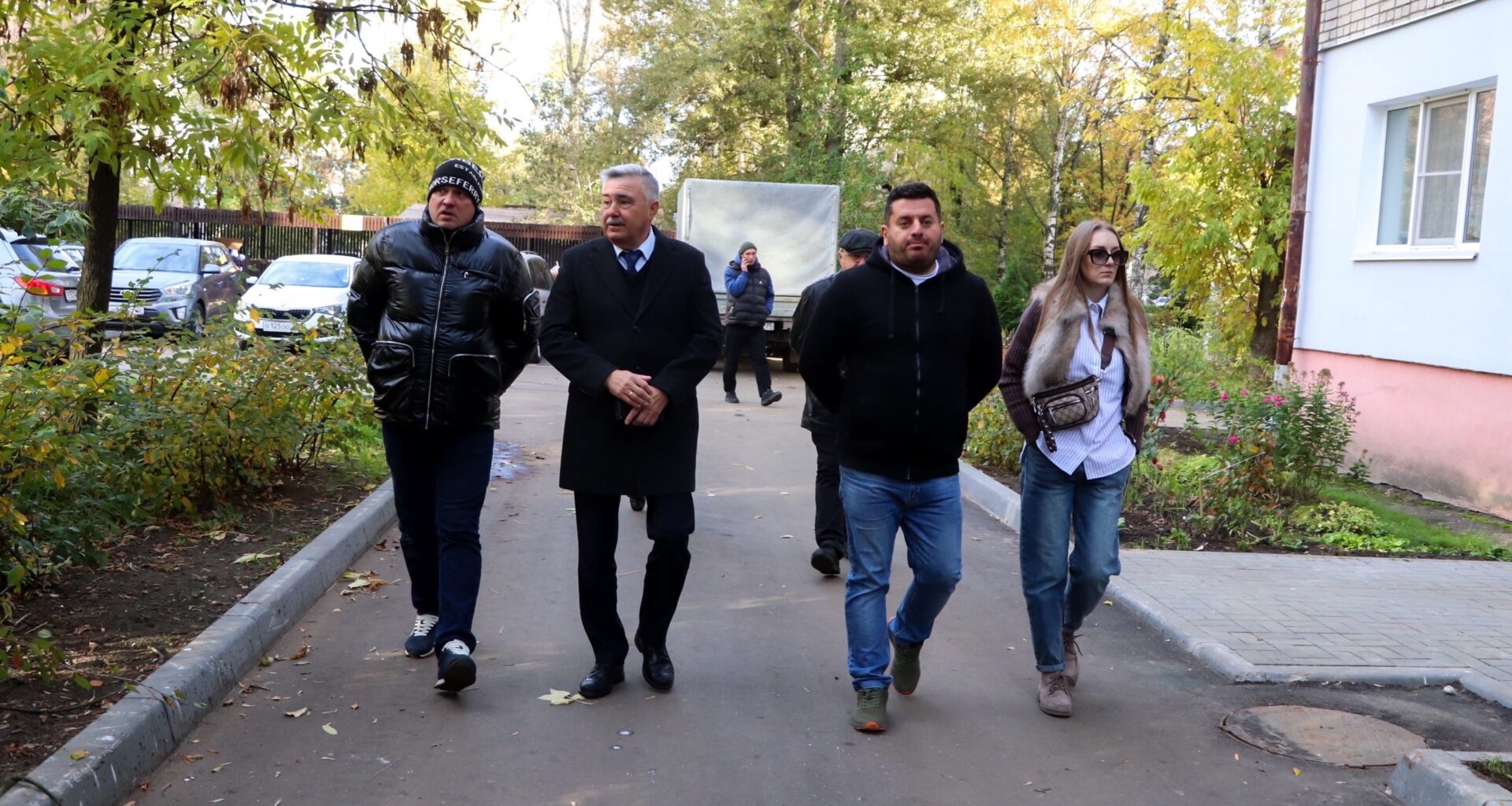Анатолий Каширин проверил благоустройство дворов в своем избирательном округе