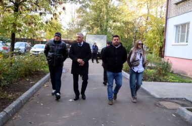 Анатолий Каширин проверил благоустройство дворов в своем избирательном округе