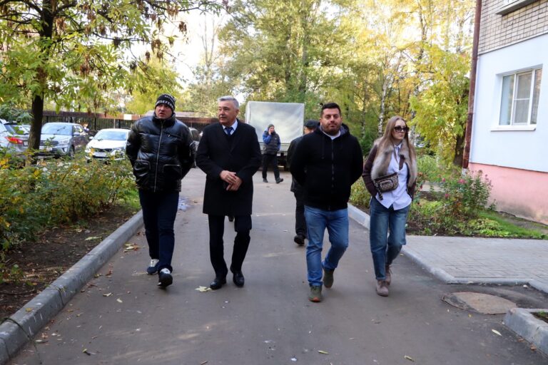 Анатолий Каширин проверил благоустройство дворов в своем избирательном округе